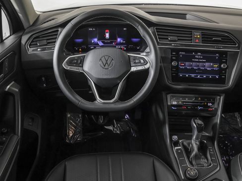 Used 2024 Volkswagen Tiguan SE w/ Panoramic Sunroof Package AWD/4WD image 38