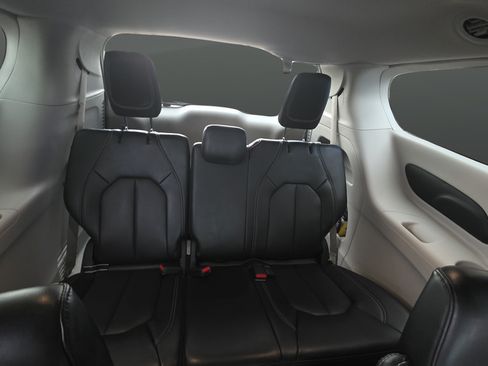Used 2023 Chrysler Pacifica Touring-L FWD image 15