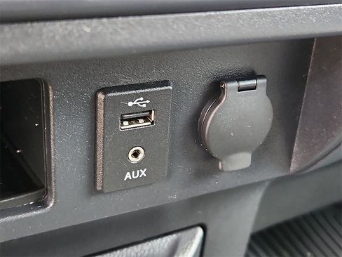 Used 2017 Nissan Titan S image 23