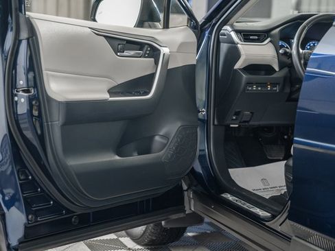 Used 2022 Toyota RAV4 XLE Premium image 39