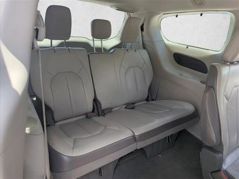 Used 2017 Chrysler Pacifica Touring-L Plus w/ Tire & Wheel Group image 24