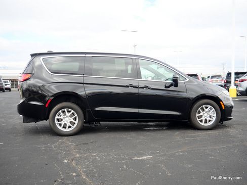 Used 2026 Chrysler Pacifica Select image 29