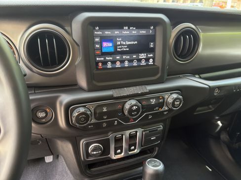 Used 2019 Jeep Wrangler Sport AWD/4WD image 26