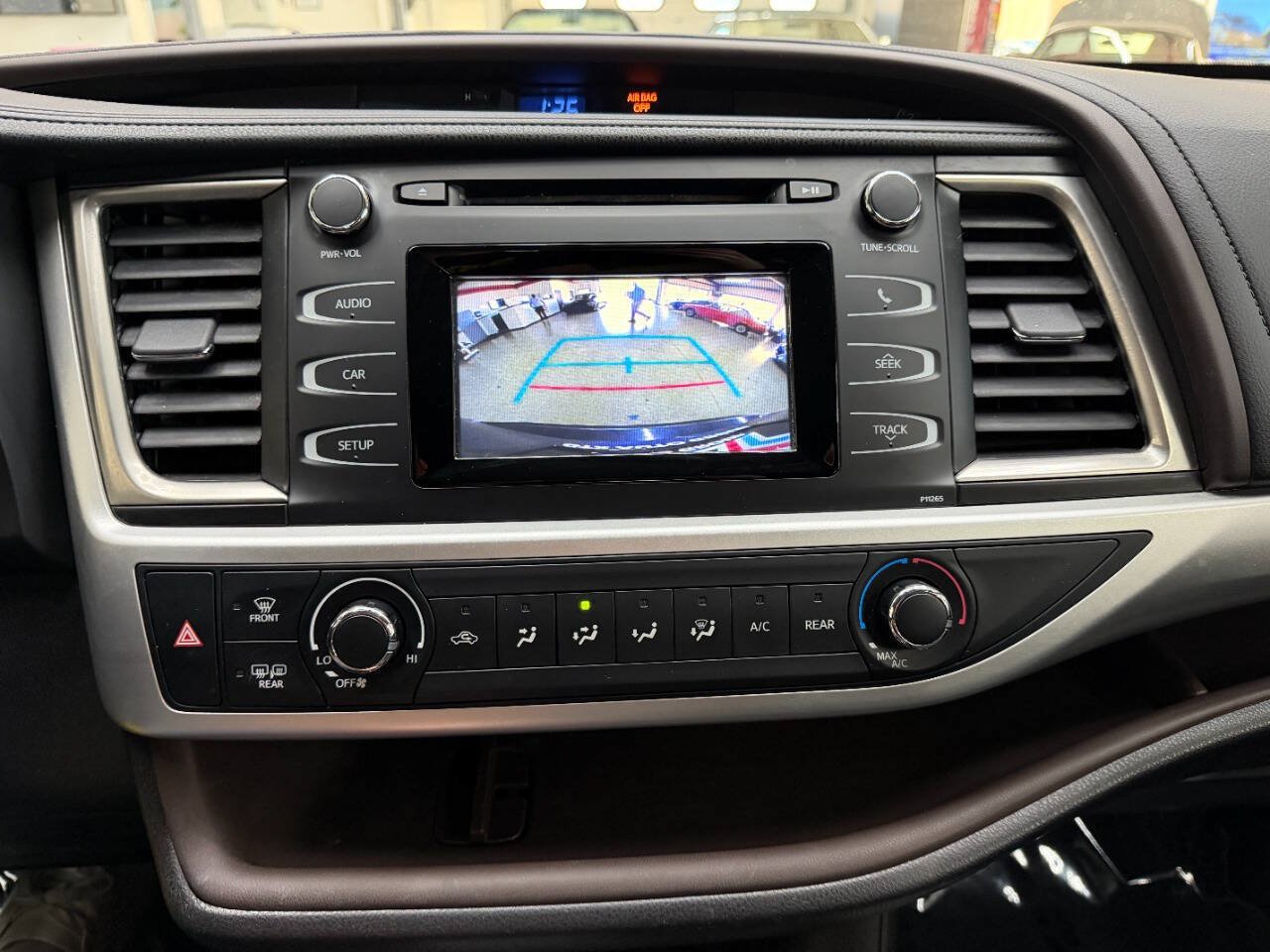 Used 2016 Toyota Highlander LE FWD image 29