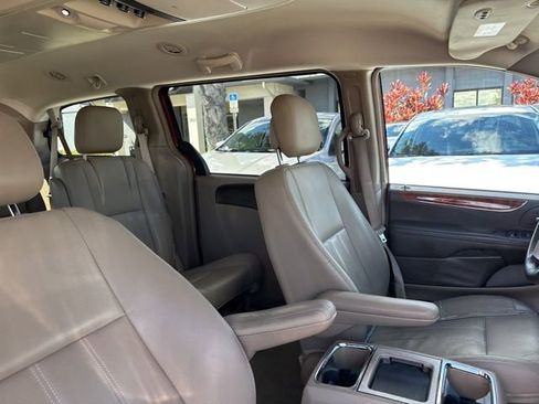 Used 2016 Chrysler Town & Country Touring image 12