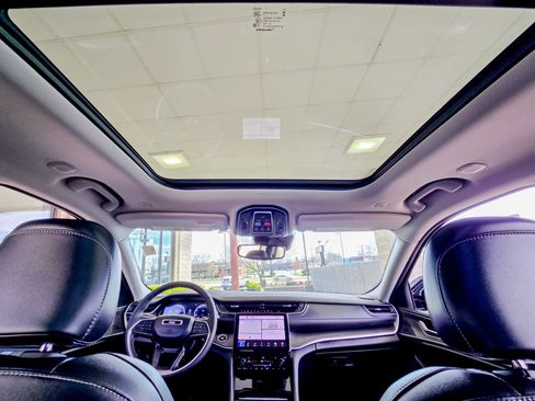 Used 2024 Jeep Grand Cherokee Limited w/ Black Appearance Package image 2