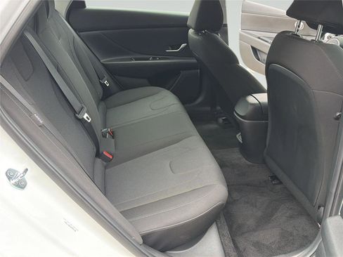 Used 2025 Hyundai Elantra SE FWD image 28