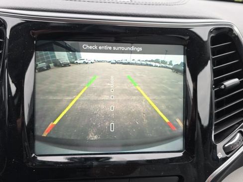 Used 2019 Jeep Cherokee Limited w/ Trailer Tow Group AWD/4WD image 6