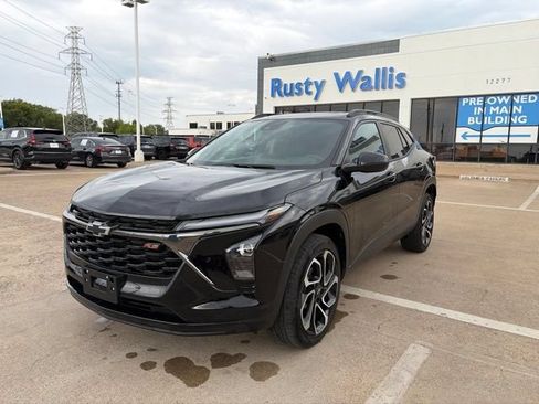 Used 2025 Chevrolet Trax RS w/ Sunroof Package FWD image 2