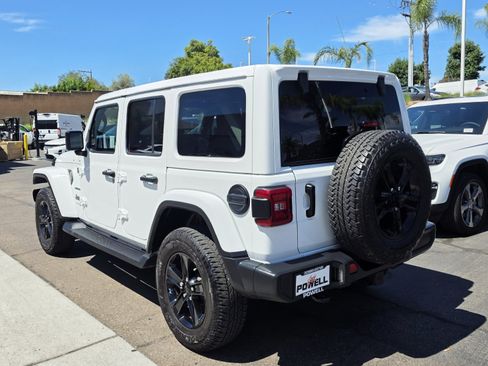 Used 2021 Jeep Wrangler Unlimited Sahara AWD/4WD image 3