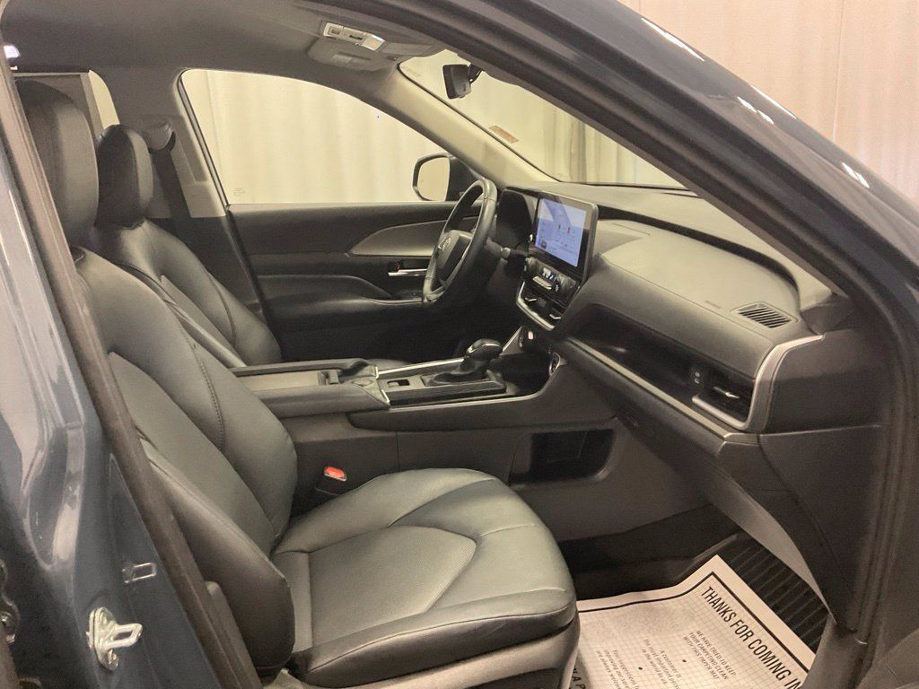 Used 2025 Toyota Grand Highlander AWD image 12