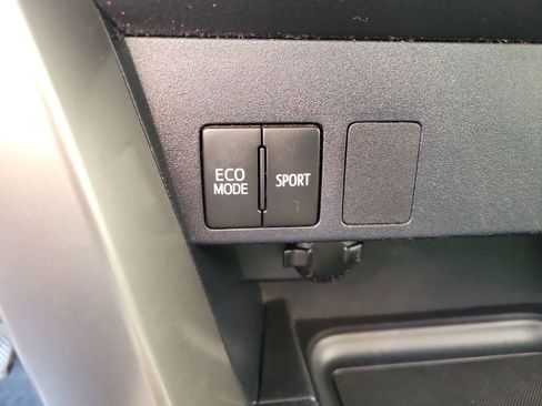 Used 2018 Toyota RAV4 LE image 23