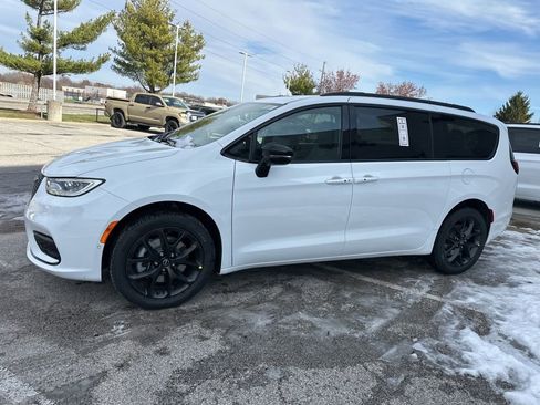 New 2026 Chrysler Pacifica Select image 16