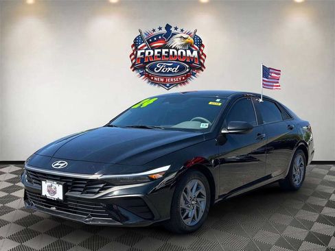 Used 2024 Hyundai Elantra SEL FWD image 2