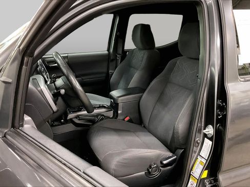 Used 2017 Toyota Tacoma TRD Sport w/ Tow Package (A/T) AWD/4WD image 8