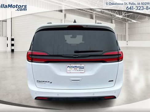Used 2024 Chrysler Pacifica Touring-L w/ S Appearance Package AWD/4WD image 4