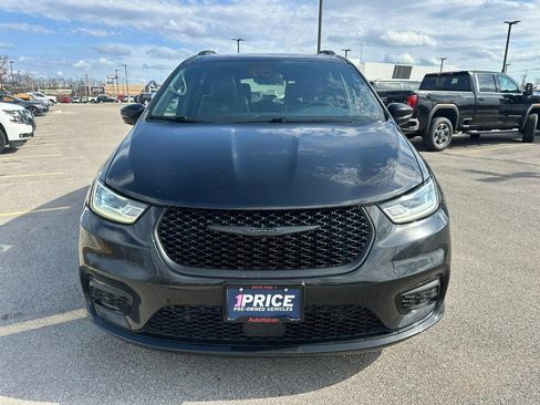 Used 2024 Chrysler Pacifica Premium image 9