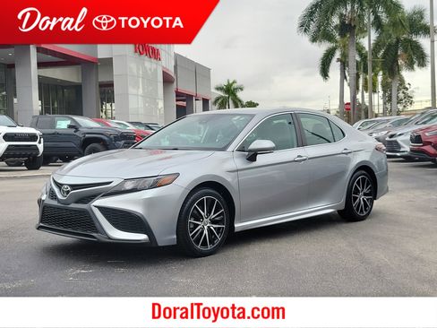 Used 2022 Toyota Camry SE image 1