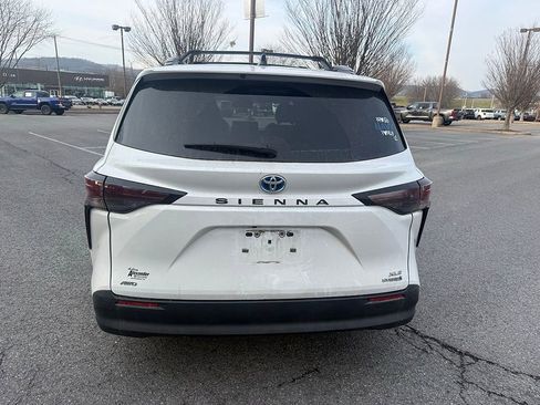 Used 2023 Toyota Sienna XLE image 4
