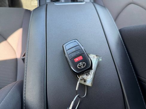 Used 2025 Toyota Highlander LE FWD image 21