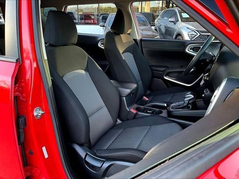 Used 2023 Kia Soul LX image 8