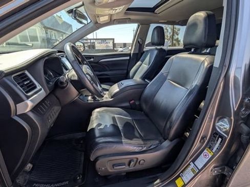 Used 2016 Toyota Highlander XLE AWD/4WD image 3
