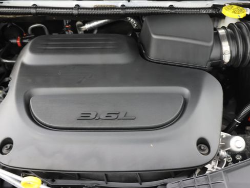 Used 2024 Chrysler Pacifica Touring-L FWD image 19