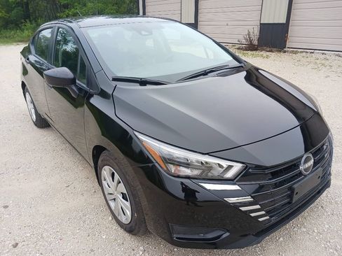 Used 2025 Nissan Versa S w/ Trunk Package FWD image 2