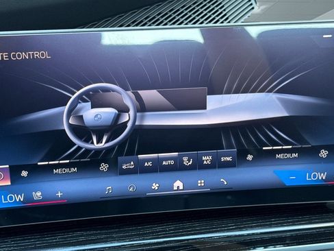 New 2025 BMW 740i image 25