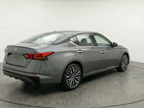 Used 2025 Nissan Altima 2.5 SV FWD image 7