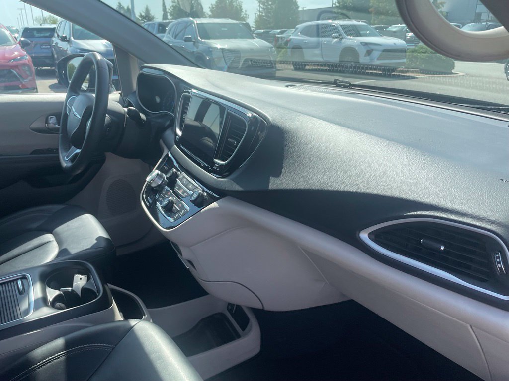 Used 2024 Chrysler Pacifica Touring-L FWD image 32