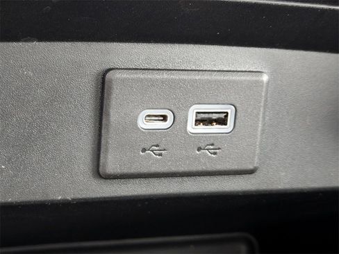 Used 2023 GMC Yukon SLT image 23