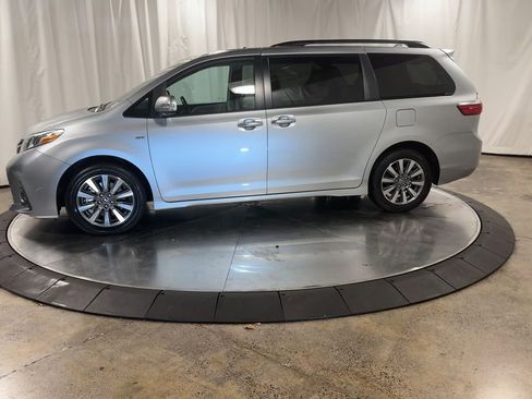 Used 2020 Toyota Sienna Limited image 5