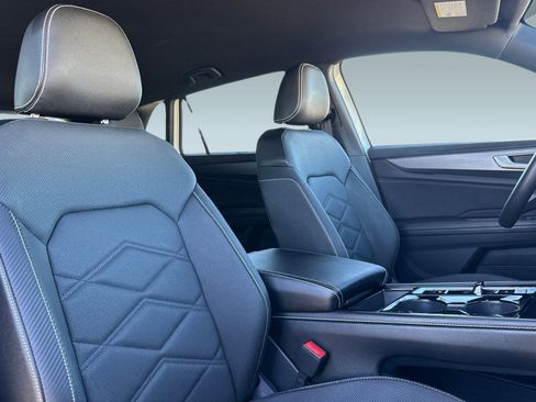 Used 2025 Volkswagen Atlas Cross Sport SE image 31