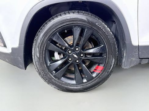 Used 2020 Chevrolet Trax LT w/ Sun & Sound Package FWD image 34