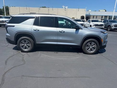 Used 2025 Chevrolet Traverse LT FWD image 5