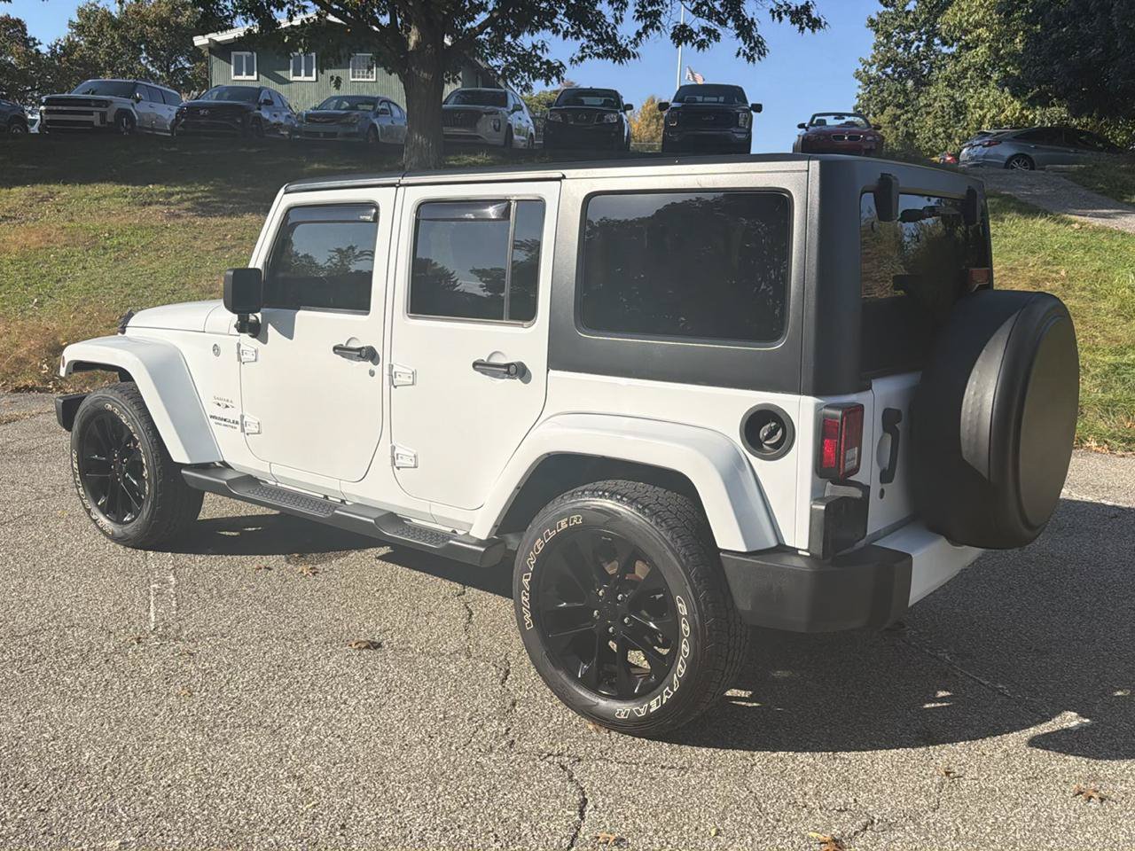 Used 2017 Jeep Wrangler Unlimited Sahara w/ Connectivity Group AWD/4WD image 2