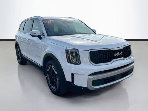 Used 2025 Kia Telluride EX w/ EX Captain's Chair Package AWD/4WD image 3