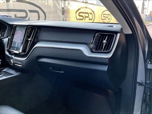 Used 2019 Volvo XC60 T6 Momentum w/ Premium Package image 18