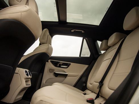 Used 2025 Mercedes-Benz GLC 300 image 31