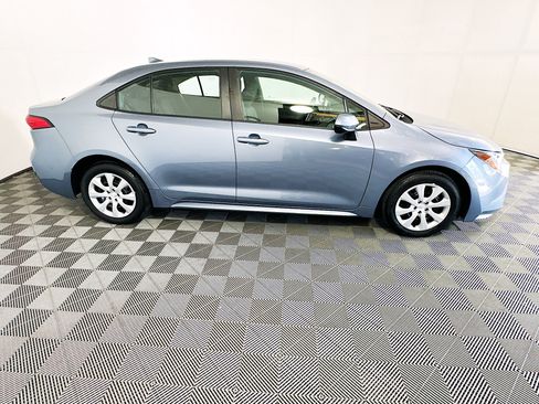 Used 2024 Toyota Corolla LE FWD image 2