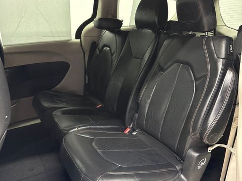 Used 2020 Chrysler Pacifica Touring-L FWD image 39