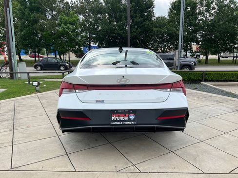 Used 2025 Hyundai Elantra Limited FWD image 11
