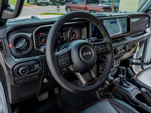 Used 2025 Jeep Wrangler Unlimited Rubicon image 16