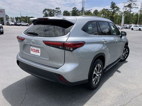 Used 2023 Toyota Highlander XLE FWD image 5