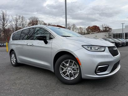 New 2026 Chrysler Pacifica Select