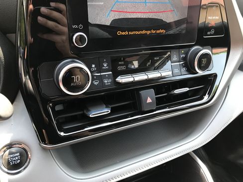 Used 2023 Toyota Highlander LE FWD image 19