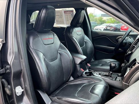 Used 2019 Jeep Cherokee Trailhawk AWD/4WD image 7
