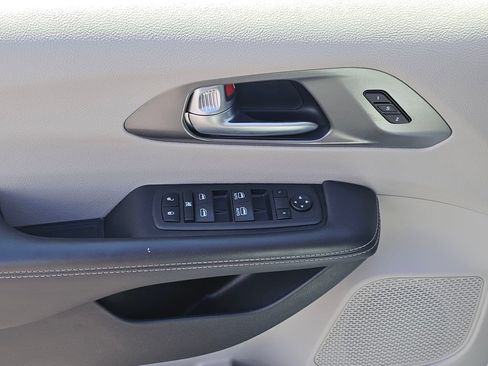 Used 2023 Chrysler Pacifica Touring-L FWD image 11