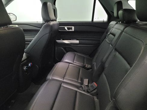 Used 2022 Ford Explorer XLT w/ Equipment Group 202A AWD/4WD image 18